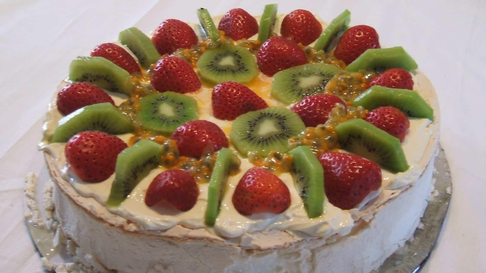 pavlova - kiwi dessert