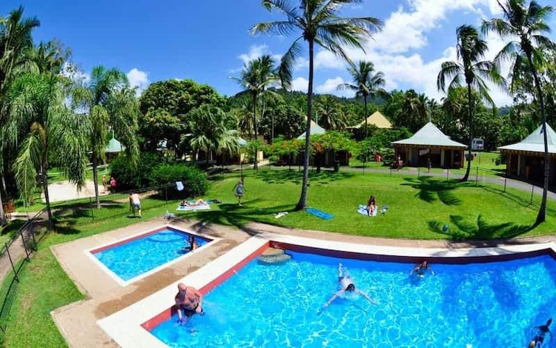 airlie beach backpackers with swimming pool