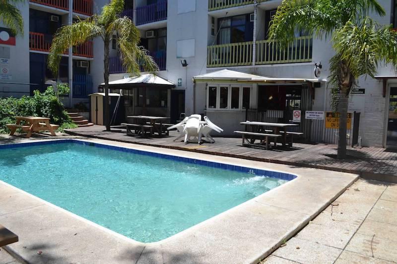 swimming pool at billabong hostel perth