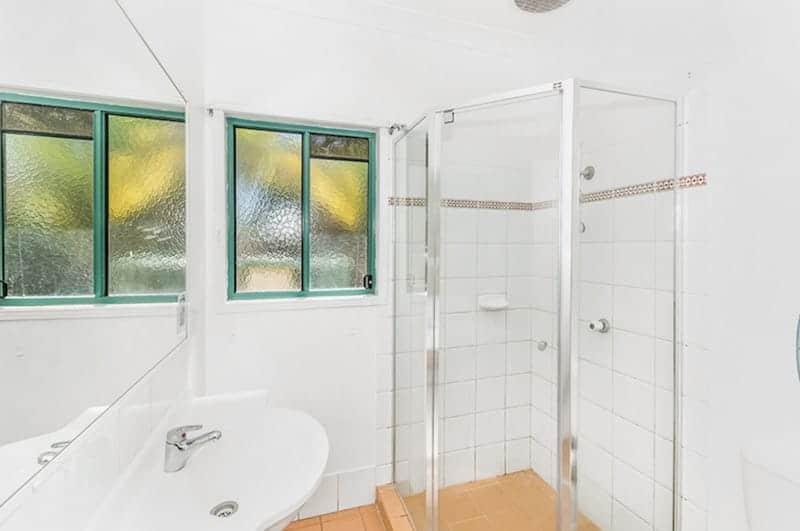 bathroom at sleeping inn backpackers surfers paradise