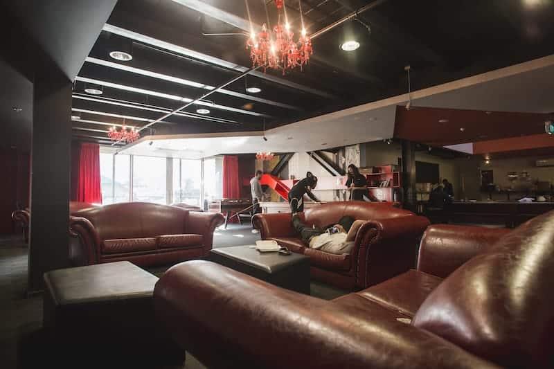 nomads queenstown backpackers