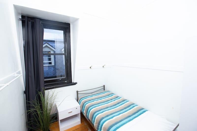 single room at nomads brisbane backpackers hostel