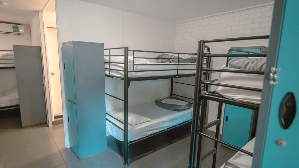 4 bed dorm room at nomads noosa with security lockers