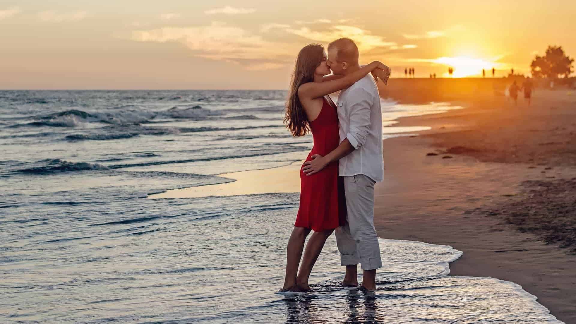 date a kiwi girl - couple kissing